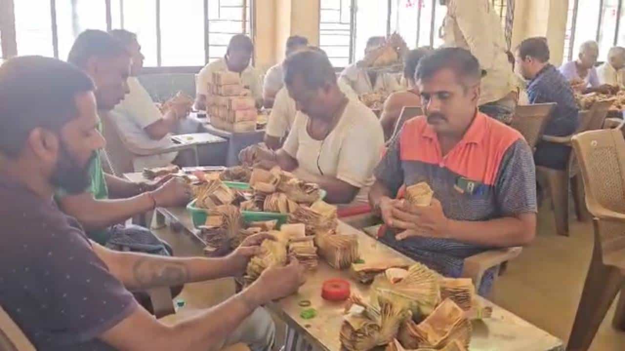 ಉತ್ತರ ಕರ್ನಾಟಕದ ಪ್ರಸಿದ್ಧ ಧಾರ್ಮಿಕ ಕ್ಷೇತ್ರವಾದ ಸವದತ್ತಿ ಯಲ್ಲಮ ದೇವಸ್ಥಾನವು ಪಟ್ಟಣದಿಂದ 5 ಕಿ.ಮೀ ದೂರದಲ್ಲಿದೆ. ಈ ಹಿಂದೆ ಸಿದ್ಧಾಚಲ ಪರ್ವತ ಎಂದು ಕರೆಯಲ್ಪಡುವ ಬೆಟ್ಟದ ಮೇಲೆ ನೆಲೆಗೊಂಡಿತ್ತು, ಈಗ ಇದನ್ನು "ಯಲ್ಲಮ್ಮ ಗುಡ್ಡ" ಎಂದು ಕರೆಯಲಾಗುತ್ತದೆ.
