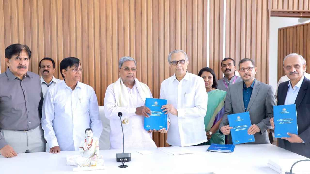 7ನೇ ವೇತನ ಆಯೋಗದ ವರದಿ ಸಲ್ಲಿಕೆ: ಶೇ.27.50 ವೇತನ ಹೆಚ್ಚಳಕ್ಕೆ ಶಿಫಾರಸ್ಸು; ಸಿದ್ದರಾಮಯ್ಯ ಹೇಳಿದ್ದೇನು 7ನೇ ವೇತನ ಆಯೋಗದ ವರದಿ ಸಲ್ಲಿಕೆ: ಶೇ.27.50 ವೇತನ ಹೆಚ್ಚಳಕ್ಕೆ ಶಿಫಾರಸ್ಸು; ಸಿದ್ದರಾಮಯ್ಯ ಹೇಳಿದ್ದೇನು