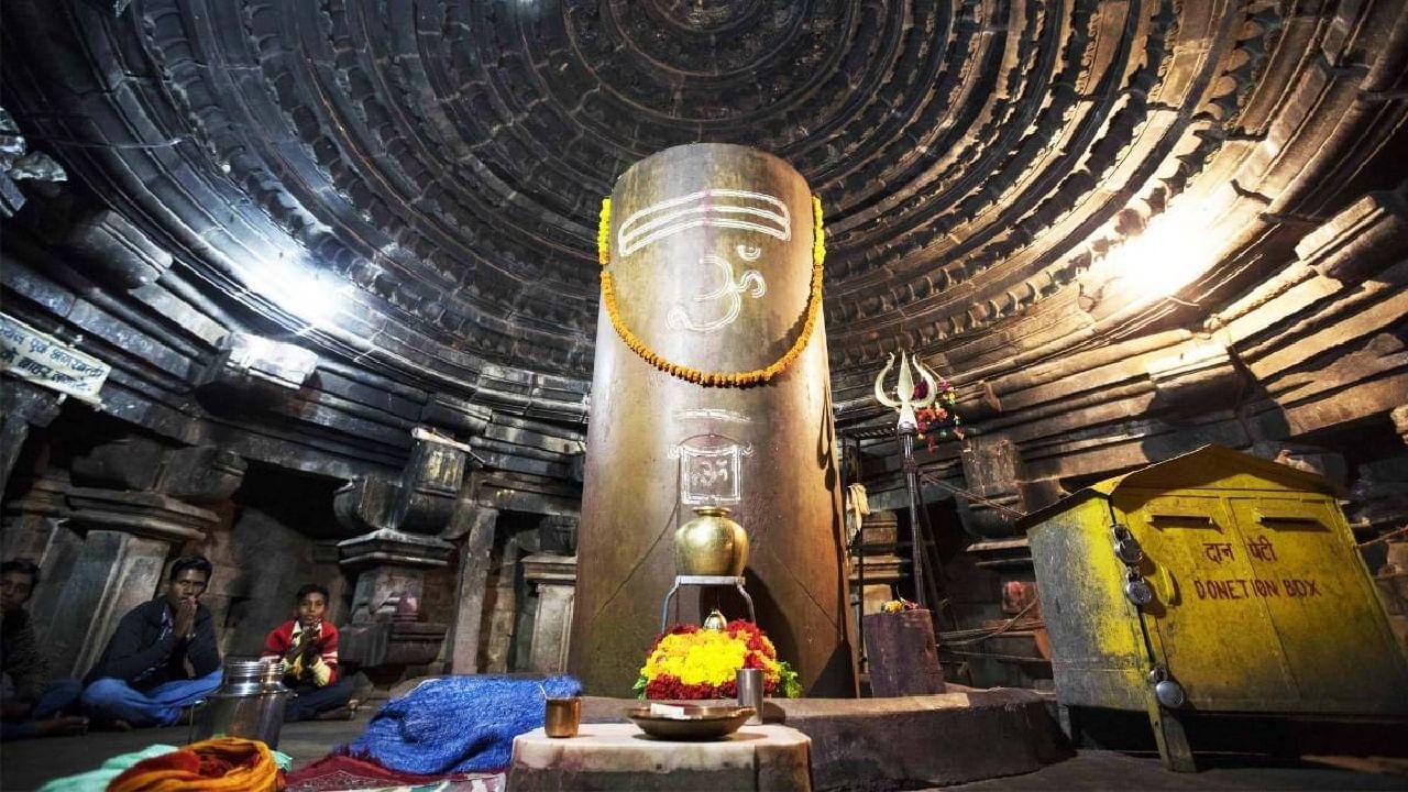 ಪ್ರತಿ ವರ್ಷ ನಿಗೂಢವಾಗಿ ಬೆಳೆಯುತ್ತಲೇ ಇದೆ ಮಾತಂಗೇಶ್ವರ ಮಹಾದೇವ ದೇವಸ್ಥಾನದ ಶಿವಲಿಂಗ ಪ್ರತಿ ವರ್ಷ ನಿಗೂಢವಾಗಿ ಬೆಳೆಯುತ್ತಲೇ ಇದೆ ಮಾತಂಗೇಶ್ವರ ಮಹಾದೇವ ದೇವಸ್ಥಾನದ ಶಿವಲಿಂಗ
