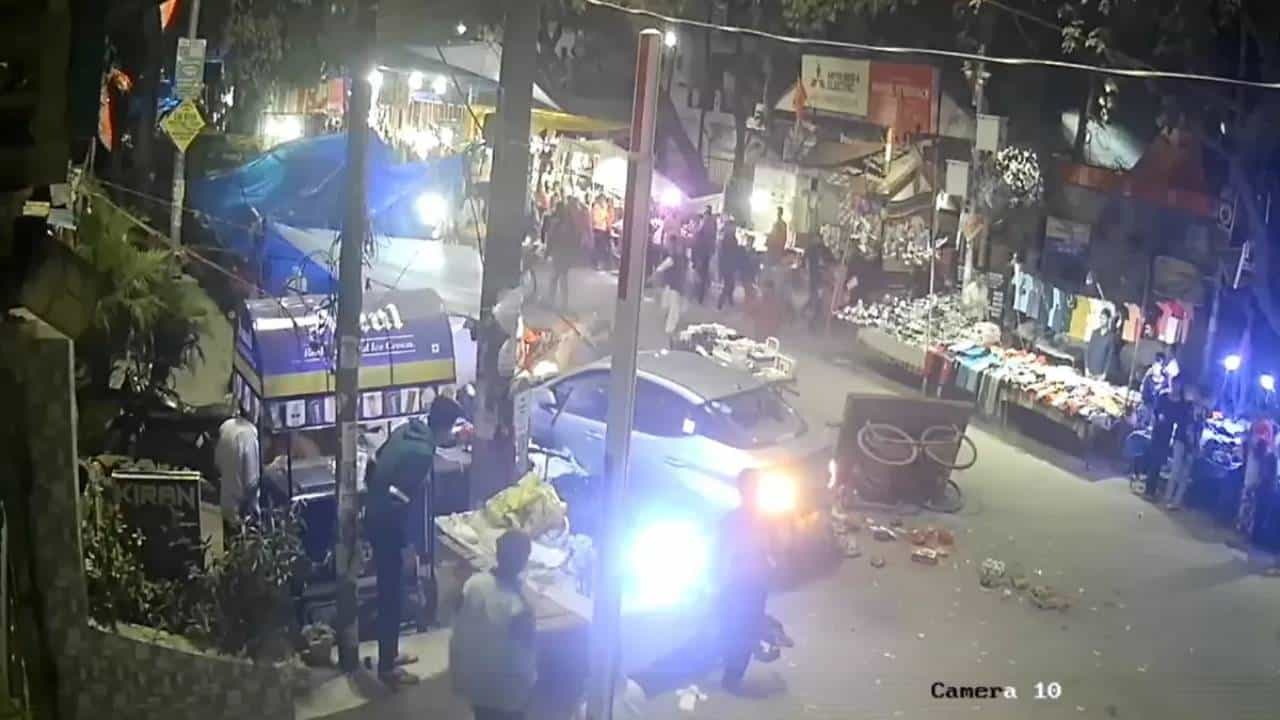 ದೆಹಲಿ: ಮಾರುಕಟ್ಟೆಯಲ್ಲಿ 15 ಜನರ ಮೇಲೆ ಹರಿದ ಕಾರು, ಓರ್ವ ಮಹಿಳೆ ಸಾವು ದೆಹಲಿ: ಮಾರುಕಟ್ಟೆಯಲ್ಲಿ 15 ಜನರ ಮೇಲೆ ಹರಿದ ಕಾರು, ಓರ್ವ ಮಹಿಳೆ ಸಾವು