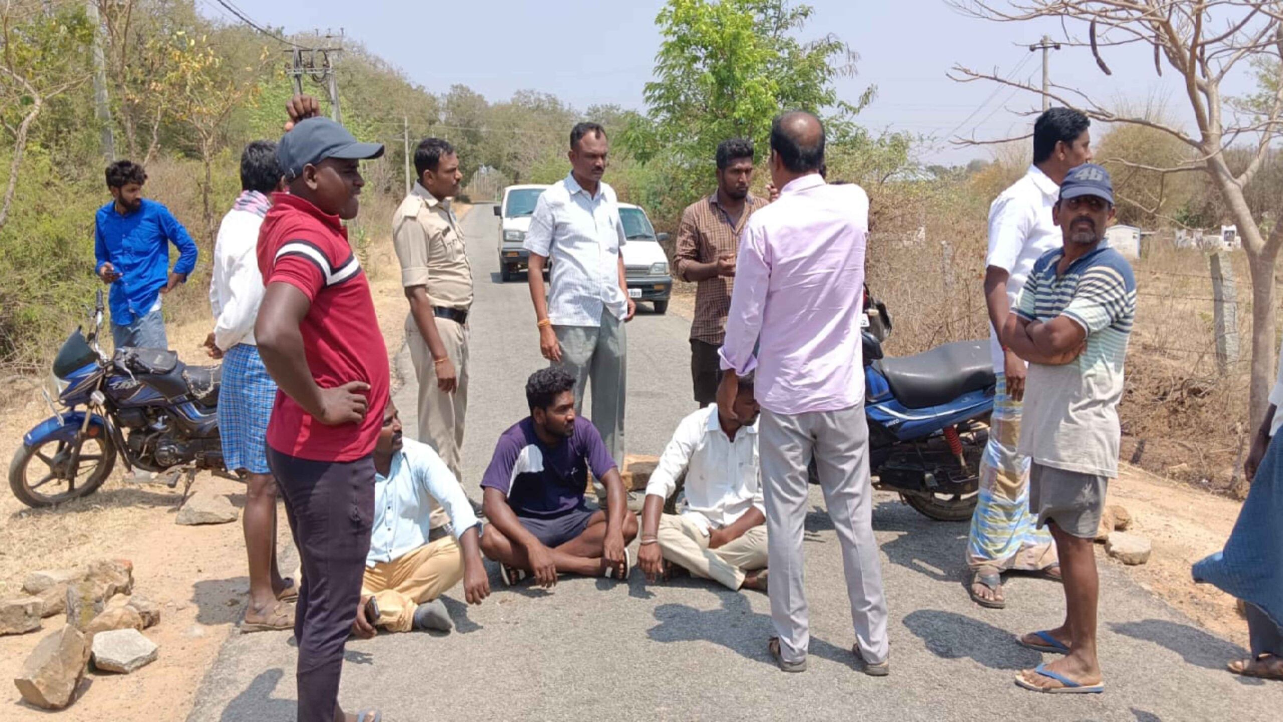 ಕೇಸರಿ ಧ್ವಜ ಹಾಗೂ ರಾಮನ ಫ್ಲೆಕ್ಸ್​ಗಳನ್ನು ತೆರವು ಮಾಡಿ ತಿಪ್ಪೆ ಹಾಗೂ ಸ್ಮಶಾನದಲ್ಲಿ ಎಸೆದಿರುವುದನ್ನು ಖಂಡಿಸಿ ಗ್ರಾಮದ ಜನರು ಪ್ರತಿಭಟನೆ ನಡೆಸಿದರು. 
