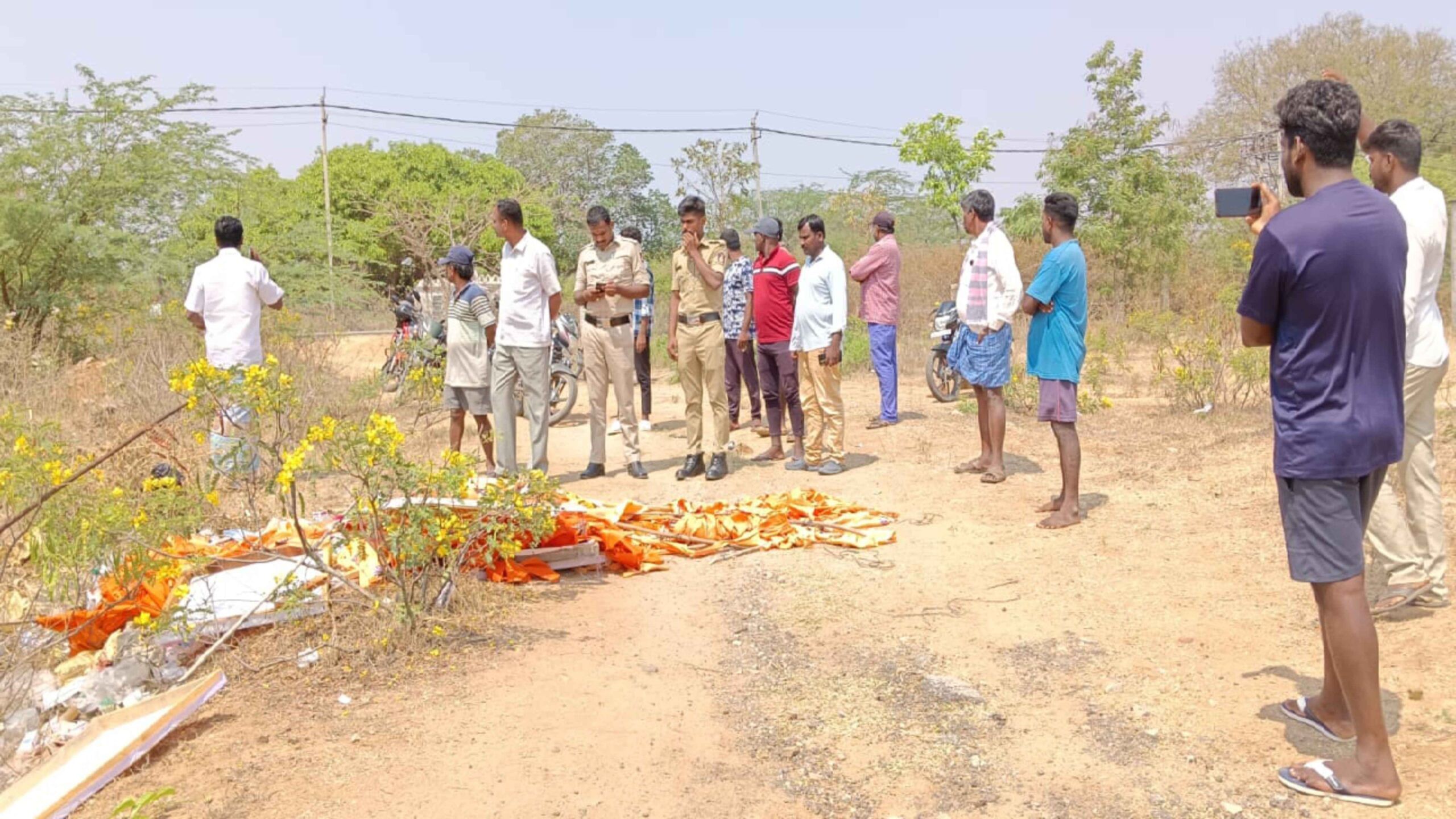 ಯಾವುದೇ ಪಕ್ಷದ ಬಾವುಟ ಅಥವಾ ಯಾವುದೇ ರಾಜಕಾರಣಿ ಫ್ಲೆಕ್ಸ್ ಹಾಕಿಲ್ಲ ಎಂದು ಅಧಿಕಾರಿಗಳ ವಿರುದ್ಧ ಆಕ್ರೋಶ ಹೊರಹಾಕಿದರು. ಸ್ಥಳಕ್ಕೆ ಅಧಿಕಾರಿಗಳು ಹಾಗೂ ಪೊಲೀಸರು ಭೇಟಿನೀಡಿ ಪರಿಶೀಲನೆ ನಡೆಸಿದರು.