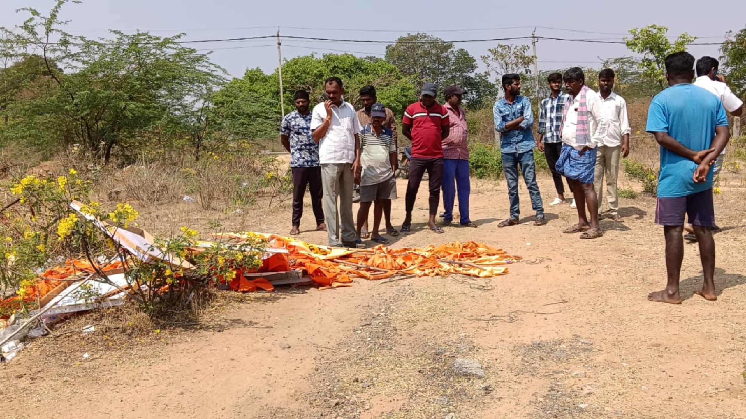 ಆದರೆ, ಮನೆಗಳ ಮೇಲೆ ಹಾಕಲಾಗಿದ್ದ ಕೇಸರಿ ಧ್ವಜ ಹಾಗೂ ರಾಮನ ಪ್ಲೆಕ್ಸ್​ಗಳನ್ನು ನೀತಿ ಸಂಹಿತೆ ಹೆಸರಿನಲ್ಲಿ ತೆರವು ಮಾಡಿ ಸ್ಮಶಾನಕ್ಕೆ ಎಸೆದ ಘಟನೆ ಕೋಲಾರ ಜಿಲ್ಲೆಯ ಶ್ರೀನಿವಾಸಪುರ ತಾಲೂಕಿನ ಅಡ್ಡಗಲ್​ನಲ್ಲಿ ನಡೆದಿದೆ. ಅಡ್ಡಗಲ್ ಗ್ರಾಮ ಪಂಚಾಯಿತಿ ಸಿಬ್ಬಂದಿ ನಡೆಗೆ ಆಕ್ರೋಶ ವ್ಯಕ್ತವಾಗಿದೆ.
