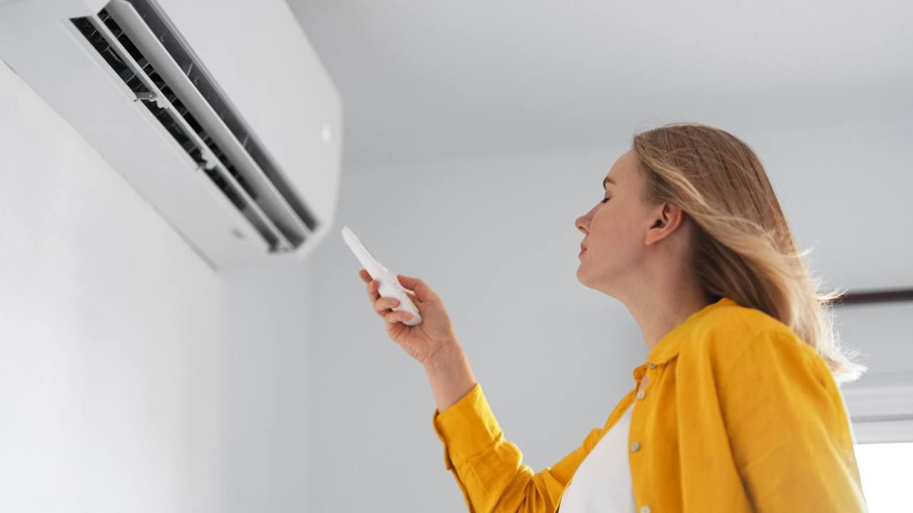 Tech Tips: ಶುರುವಾಯಿತು ಬೇಸಿಗೆ ಕಾಲ: ಮೆಕ್ಯಾನಿಕ್ ಇಲ್ಲದೇ ನೀವೇ ಮನೆಯಲ್ಲಿ ಎಸಿ ಕ್ಲೀನ್ ಮಾಡಿ Tech Tips: ಶುರುವಾಯಿತು ಬೇಸಿಗೆ ಕಾಲ: ಮೆಕ್ಯಾನಿಕ್ ಇಲ್ಲದೇ ನೀವೇ ಮನೆಯಲ್ಲಿ ಎಸಿ ಕ್ಲೀನ್ ಮಾಡಿ