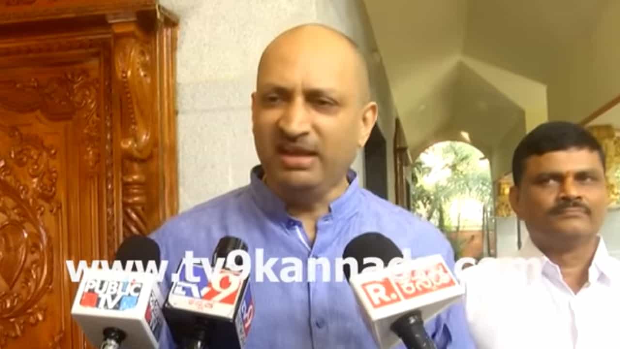 ಭಟ್ಕಳ: ಹನುಮ ಧ್ವಜ ಹಾರಿಸಿದ ಪ್ರಕರಣ, ಸಂಸದ ಅನಂತಕುಮಾರ ಹೆಗಡೆ ಸೇರಿ 21 ಜನರ ವಿರುದ್ಧ ಕೇಸ್ ದಾಖಲು ಭಟ್ಕಳ: ಹನುಮ ಧ್ವಜ ಹಾರಿಸಿದ ಪ್ರಕರಣ, ಸಂಸದ ಅನಂತಕುಮಾರ ಹೆಗಡೆ ಸೇರಿ 21 ಜನರ ವಿರುದ್ಧ ಕೇಸ್ ದಾಖಲು