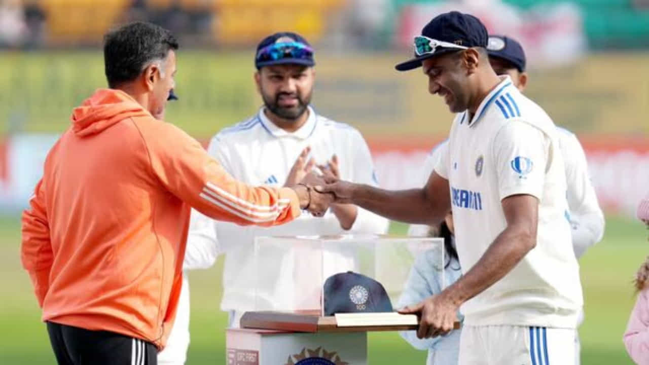 ಭಾರತ ಮತ್ತು ಇಂಗ್ಲೆಂಡ್ ನಡುವಿನ ಐದನೇ ಟೆಸ್ಟ್ ಪಂದ್ಯ ಟೀಂ ಇಂಡಿಯಾದ ಅನುಭವಿ ಸ್ಪಿನ್ನರ್ ಆರ್ ಅಶ್ವಿನ್ಗೆ ಐತಿಹಾಸಿಕ ಪಂದ್ಯವಾಗಿದೆ. ಈ ಪಂದ್ಯದೊಂದಿಗೆ ಲೆಜೆಂಡರಿ ಸ್ಪಿನ್ನರ್ ಅಶ್ವಿನ್ ಟೆಸ್ಟ್ ಮಾದರಿಯಲ್ಲಿ 100 ಪಂದ್ಯಗಳನ್ನಾಡಿದ ದಾಖಲೆ ಬರೆದಿದ್ದಾರೆ.