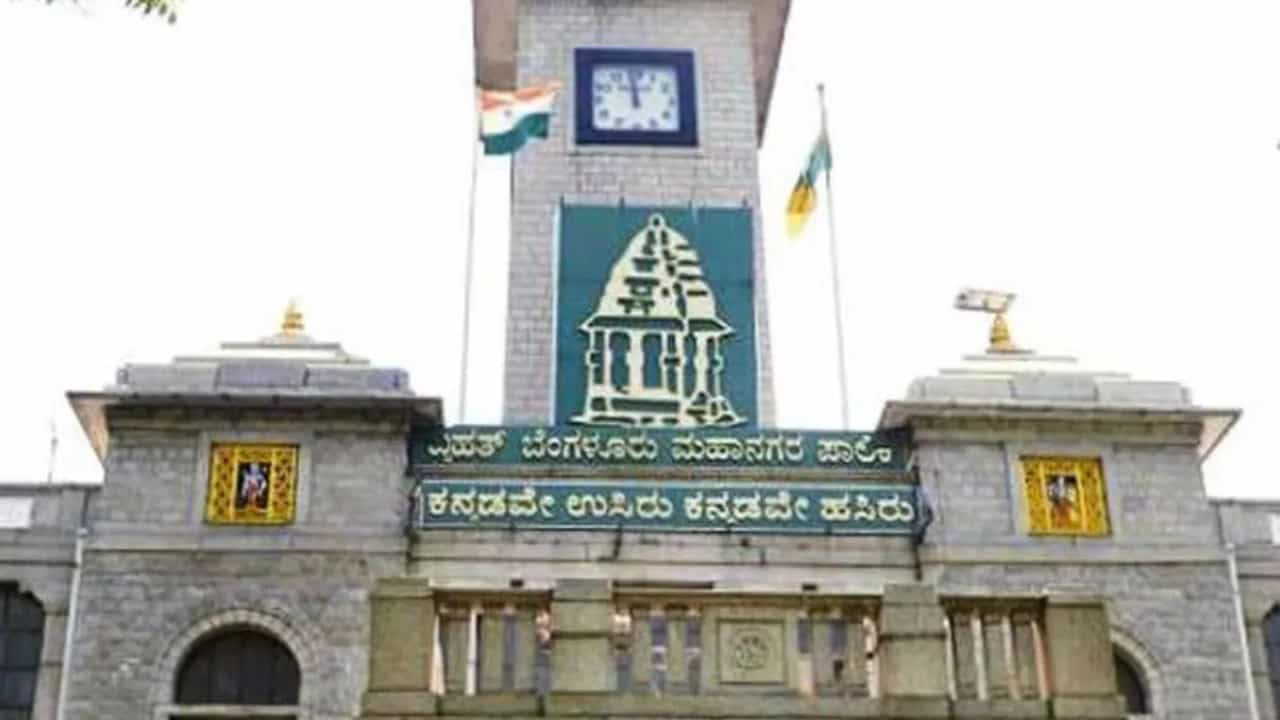ಕೊನೆಗೂ ಕನ್ನಡ ನಾಮಫಲಕ ಅಳವಡಿಕೆಗೆ ಸೈ ಎಂದ ಬೆಂಗಳೂರಿನ ಅಂಗಡಿ, ವಾಣಿಜ್ಯ ಮಳಿಗೆಗಳು ಕೊನೆಗೂ ಕನ್ನಡ ನಾಮಫಲಕ ಅಳವಡಿಕೆಗೆ ಸೈ ಎಂದ ಬೆಂಗಳೂರಿನ ಅಂಗಡಿ, ವಾಣಿಜ್ಯ ಮಳಿಗೆಗಳು