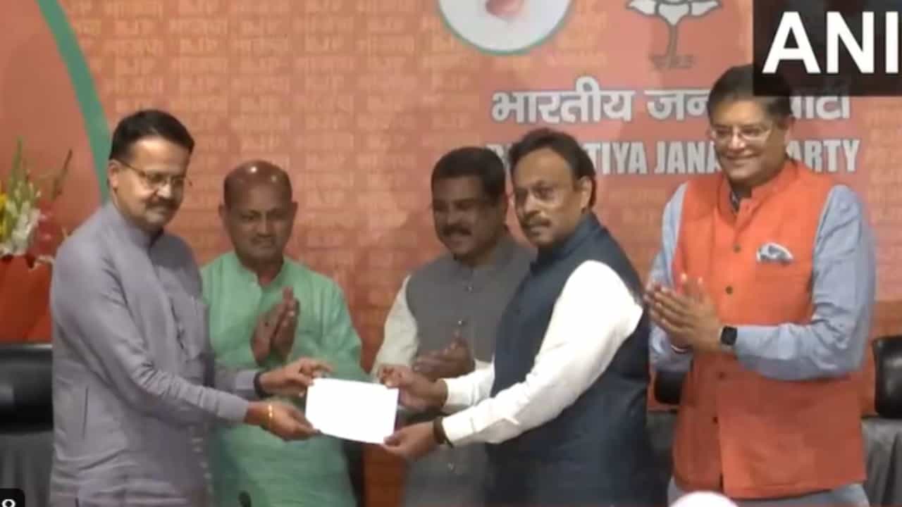 ಒಡಿಶಾದಲ್ಲಿ 6 ಬಾರಿ ಸಂಸದರಾಗಿದ್ದ ಭರ್ತೃಹರಿ ಮಹತಾಬ್ ಬಿಜೆಡಿ ತೊರೆದು ಬಿಜೆಪಿಗೆ ಸೇರ್ಪಡೆ ಒಡಿಶಾದಲ್ಲಿ 6 ಬಾರಿ ಸಂಸದರಾಗಿದ್ದ ಭರ್ತೃಹರಿ ಮಹತಾಬ್ ಬಿಜೆಡಿ ತೊರೆದು ಬಿಜೆಪಿಗೆ ಸೇರ್ಪಡೆ