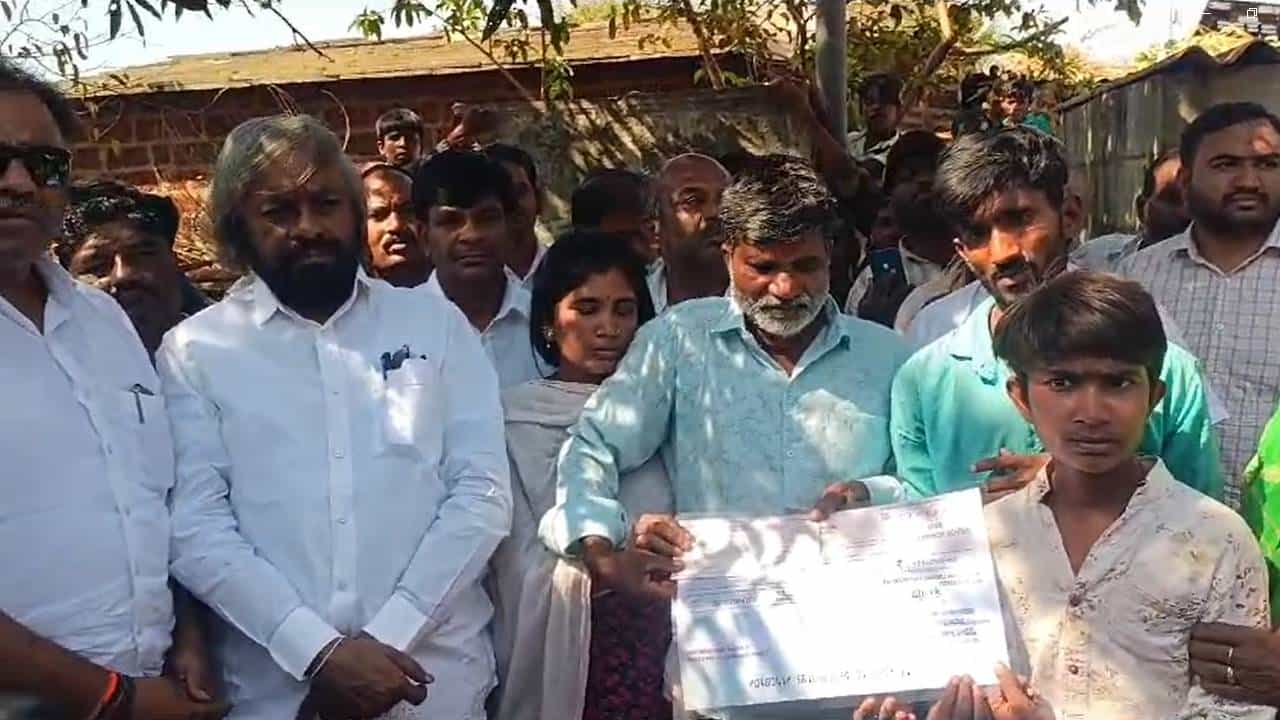 ಬೀದರ್: ಕಾಡುಹಂದಿ ದಾಳಿಗೆ ಮಹಿಳೆ ಸಾವು; ಕುಟುಂಬಕ್ಕೆ 15 ಲಕ್ಷ ರೂ. ಪರಿಹಾರ ವಿತರಿಸಿದ ಸಚಿವ ಈಶ್ವರ್ ಖಂಡ್ರೆ ಬೀದರ್: ಕಾಡುಹಂದಿ ದಾಳಿಗೆ ಮಹಿಳೆ ಸಾವು; ಕುಟುಂಬಕ್ಕೆ 15 ಲಕ್ಷ ರೂ. ಪರಿಹಾರ ವಿತರಿಸಿದ ಸಚಿವ ಈಶ್ವರ್ ಖಂಡ್ರೆ