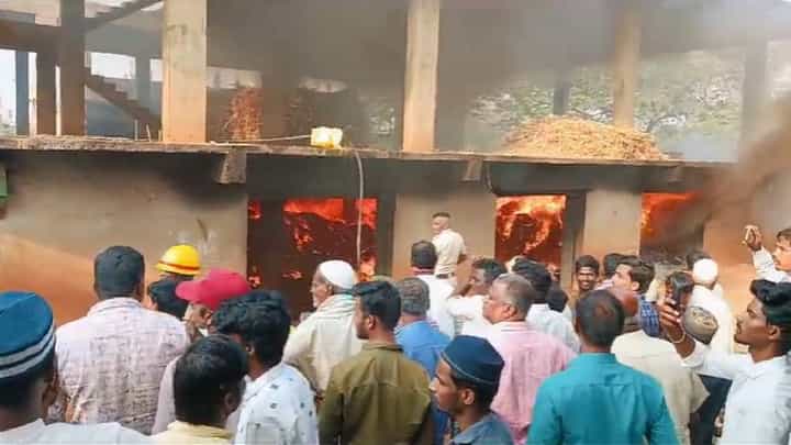 ಬೀದರ್: ಬಿತ್ತನೆ ಬೀಜ ಗೋದಾಮಿನಲ್ಲಿ ಬೆಂಕಿ, 1 ಕೋಟಿ ರೂ. ಅಧಿಕ ಮೌಲ್ಯದ ಈರುಳ್ಳಿ ಬೀಜ ಭಸ್ಮ ಬೀದರ್: ಬಿತ್ತನೆ ಬೀಜ ಗೋದಾಮಿನಲ್ಲಿ ಬೆಂಕಿ, 1 ಕೋಟಿ ರೂ. ಅಧಿಕ ಮೌಲ್ಯದ ಈರುಳ್ಳಿ ಬೀಜ ಭಸ್ಮ