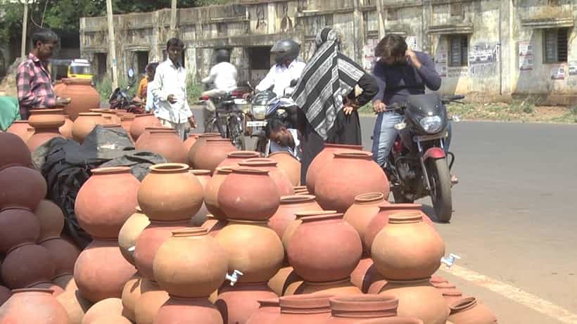 ಬಿಸಿಲಿನ ತಾಪಮಾನ ಏರುತ್ತಿದಂತೆ ಬಡವರ ಫ್ರಿಡ್ಜ್ಗೆ ಭಾರಿ ಡಿಮ್ಯಾಂಡ್, ಬೀದರ್ನಲ್ಲಿ ಮಡಿಕೆಗಾಗಿ ಸರತಿ ಸಾಲಿನಲ್ಲಿ ನಿಂತ ಜನ
