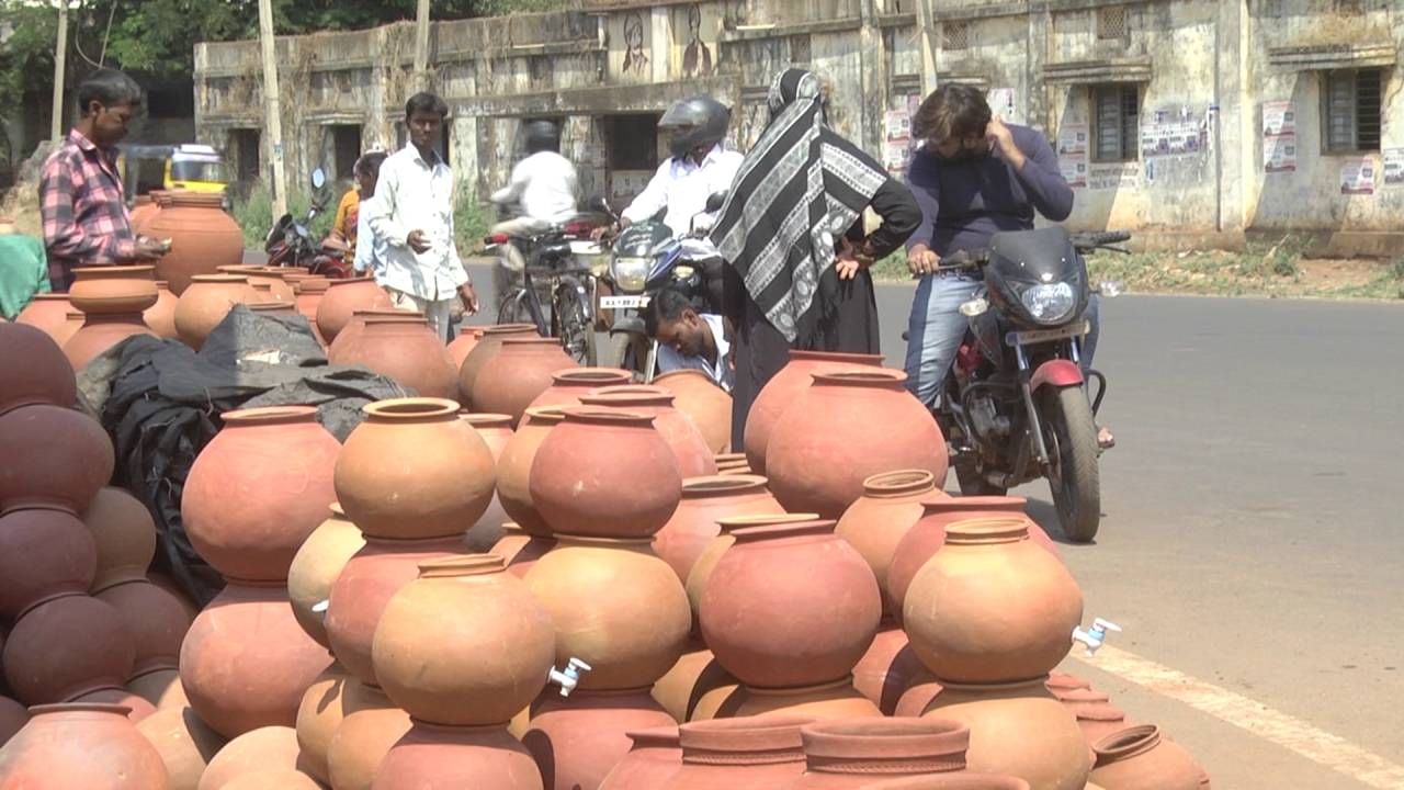 ಬಿಸಿಲಿನ ತಾಪಮಾನ ಏರುತ್ತಿದಂತೆ ಬಡವರ ಫ್ರಿಡ್ಜ್​​ಗೆ ಭಾರಿ ಡಿಮ್ಯಾಂಡ್, ಬೀದರ್​ನಲ್ಲಿ ಮಡಿಕೆಗಾಗಿ ಸರತಿ ಸಾಲಿನಲ್ಲಿ ನಿಂತ ಜನ