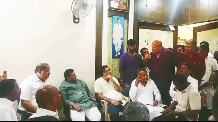 ರಾಯಚೂರು ಬಿಜೆಪಿ ಸಂಸದರ ವಿರುದ್ಧ ನಾಲಿಗೆ ಹರಿಬಿಟ್ಟ ಸ್ವಪಕ್ಷದ ಕಾರ್ಯಕರ್ತ: ಚಪ್ಪಲಿಲಿ ಹೊಡಿತೀವಿ ಎಂದು ಆಕ್ರೋಶ ರಾಯಚೂರು ಬಿಜೆಪಿ ಸಂಸದರ ವಿರುದ್ಧ ನಾಲಿಗೆ ಹರಿಬಿಟ್ಟ ಸ್ವಪಕ್ಷದ ಕಾರ್ಯಕರ್ತ: ಚಪ್ಪಲಿಲಿ ಹೊಡಿತೀವಿ ಎಂದು ಆಕ್ರೋಶ