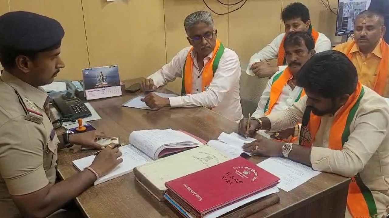 ಪಾಕ್ ಪರ ಘೋಷಣೆ: ರಾಜ್ಯಸಭೆ ಕಾಂಗ್ರೆಸ್ ಸದಸ್ಯ ನಾಸೀರ್ ಹುಸೇನ್ ವಿರುದ್ಧ ಬಿಜೆಪಿ ದೂರು; ಬಂಧನಕ್ಕೆ ಒತ್ತಾಯ ಪಾಕ್ ಪರ ಘೋಷಣೆ: ರಾಜ್ಯಸಭೆ ಕಾಂಗ್ರೆಸ್ ಸದಸ್ಯ ನಾಸೀರ್ ಹುಸೇನ್ ವಿರುದ್ಧ ಬಿಜೆಪಿ ದೂರು; ಬಂಧನಕ್ಕೆ ಒತ್ತಾಯ