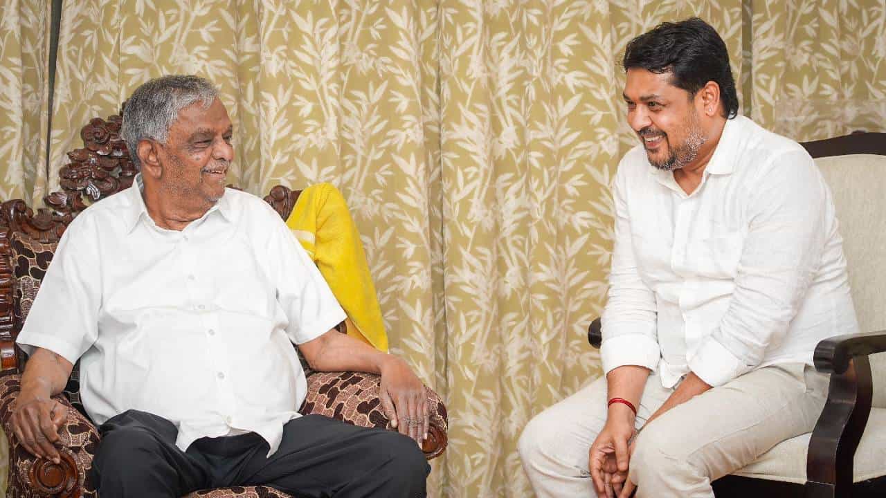 ಧರ್ಮ ಸಂಕಟಕ್ಕೆ ಸಿಲುಕಿದ ಬಿಜೆಪಿ ಸಂಸದ ಶ್ರೀನಿವಾಸ್ ಪ್ರಸಾದ್; ಬಿಜೆಪಿ ಬಿಡಲಾಗದೆ, ಕಾಂಗ್ರೆಸ್ಗೂ ಹೋಗಲಾಗದ ಸ್ಥಿತಿ ಧರ್ಮ ಸಂಕಟಕ್ಕೆ ಸಿಲುಕಿದ ಬಿಜೆಪಿ ಸಂಸದ ಶ್ರೀನಿವಾಸ್ ಪ್ರಸಾದ್; ಬಿಜೆಪಿ ಬಿಡಲಾಗದೆ, ಕಾಂಗ್ರೆಸ್ಗೂ ಹೋಗಲಾಗದ ಸ್ಥಿತಿ