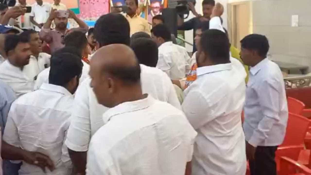 ಚಿತ್ರದುರ್ಗದಲ್ಲಿ ಬಿಜೆಪಿ ಸಭೆ ಬಳಿಕ ಗುಂಪು ಘರ್ಷಣೆ: ಕಾರ್ಯಕರ್ತನ ಮೇಲೆ ಹಲ್ಲೆ ಚಿತ್ರದುರ್ಗದಲ್ಲಿ ಬಿಜೆಪಿ ಸಭೆ ಬಳಿಕ ಗುಂಪು ಘರ್ಷಣೆ: ಕಾರ್ಯಕರ್ತನ ಮೇಲೆ ಹಲ್ಲೆ