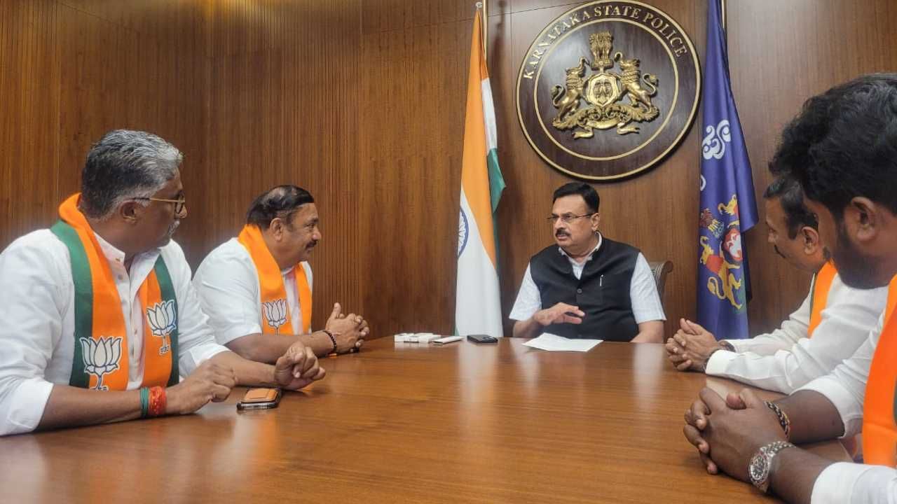 ಪಾಕ್ ಪರ ಘೋಷಣೆ ಆರೋಪ: ಡಿಜಿ&ಐಜಿಪಿ ಕಚೇರಿಗೆ ಬಿಜೆಪಿ ನಿಯೋಗ ಭೇಟಿ, FSL ವರದಿ ಬಿಡುಗಡೆಗೆ ಮನವಿ ಪಾಕ್ ಪರ ಘೋಷಣೆ ಆರೋಪ: ಡಿಜಿ&ಐಜಿಪಿ ಕಚೇರಿಗೆ ಬಿಜೆಪಿ ನಿಯೋಗ ಭೇಟಿ, FSL ವರದಿ ಬಿಡುಗಡೆಗೆ ಮನವಿ