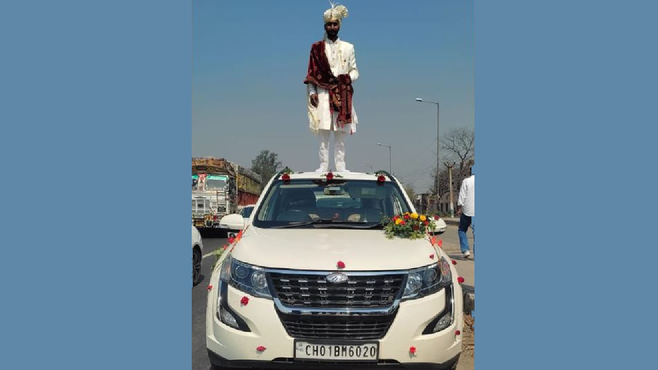 ಮಧುಮಗ ದೊಡ್ಡ ಕಾರಿನ ಮೇಲೆ ಉದ್ದೋಉದ್ದ ನಿಂತು ಮದುವೆ ಮೆರವಣಿಗೆ ಹೊರಟ, ಪೊಲೀಸರು ಏನು ಮಾಡಿದರು ನೋಡಿ! ಮಧುಮಗ ದೊಡ್ಡ ಕಾರಿನ ಮೇಲೆ ಉದ್ದೋಉದ್ದ ನಿಂತು ಮದುವೆ ಮೆರವಣಿಗೆ ಹೊರಟ, ಪೊಲೀಸರು ಏನು ಮಾಡಿದರು ನೋಡಿ!