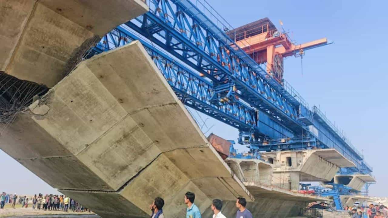 Under Construction Bridge Collapse: ಬಿಹಾರದಲ್ಲಿ ನಿರ್ಮಾಣ ಹಂತದ ಸೇತುವೆ ಕುಸಿತ, ಒಬ್ಬರು ಸಾವು, ಹಲವರು ಸಿಲುಕಿರುವ ಶಂಕೆ Under Construction Bridge Collapse: ಬಿಹಾರದಲ್ಲಿ ನಿರ್ಮಾಣ ಹಂತದ ಸೇತುವೆ ಕುಸಿತ, ಒಬ್ಬರು ಸಾವು, ಹಲವರು ಸಿಲುಕಿರುವ ಶಂಕೆ