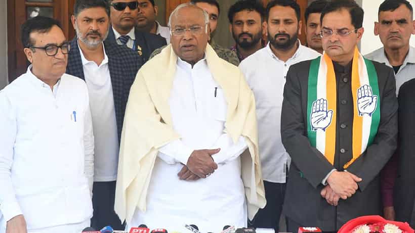 ಚುನಾವಣೆ ಹೊಸ್ತಿಲಲ್ಲಿ ಬಿಜೆಪಿಗೆ ಆಘಾತ: ಸಂಸದ ಬ್ರಿಜೇಂದ್ರ ಸಿಂಗ್ ಕಾಂಗ್ರೆಸ್ಗೆ ಸೇರ್ಪಡೆ