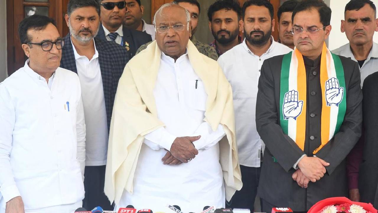 ಚುನಾವಣೆ ಹೊಸ್ತಿಲಲ್ಲಿ ಬಿಜೆಪಿಗೆ ಆಘಾತ: ಸಂಸದ ಬ್ರಿಜೇಂದ್ರ ಸಿಂಗ್ ಕಾಂಗ್ರೆಸ್ಗೆ ಸೇರ್ಪಡೆ ಚುನಾವಣೆ ಹೊಸ್ತಿಲಲ್ಲಿ ಬಿಜೆಪಿಗೆ ಆಘಾತ: ಸಂಸದ ಬ್ರಿಜೇಂದ್ರ ಸಿಂಗ್ ಕಾಂಗ್ರೆಸ್ಗೆ ಸೇರ್ಪಡೆ