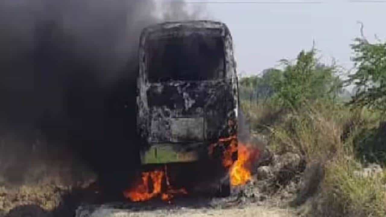 ಉತ್ತರ ಪ್ರದೇಶ: ಬಸ್ ಮೇಲೆ ಹೈಟೆನ್ಷನ್ ತಂತಿ ಬಿದ್ದು ಹೊತ್ತಿಕೊಂಡ ಬೆಂಕಿ, 6 ಮಂದಿ ಸಜೀವ ದಹನ ಉತ್ತರ ಪ್ರದೇಶ: ಬಸ್ ಮೇಲೆ ಹೈಟೆನ್ಷನ್ ತಂತಿ ಬಿದ್ದು ಹೊತ್ತಿಕೊಂಡ ಬೆಂಕಿ, 6 ಮಂದಿ ಸಜೀವ ದಹನ