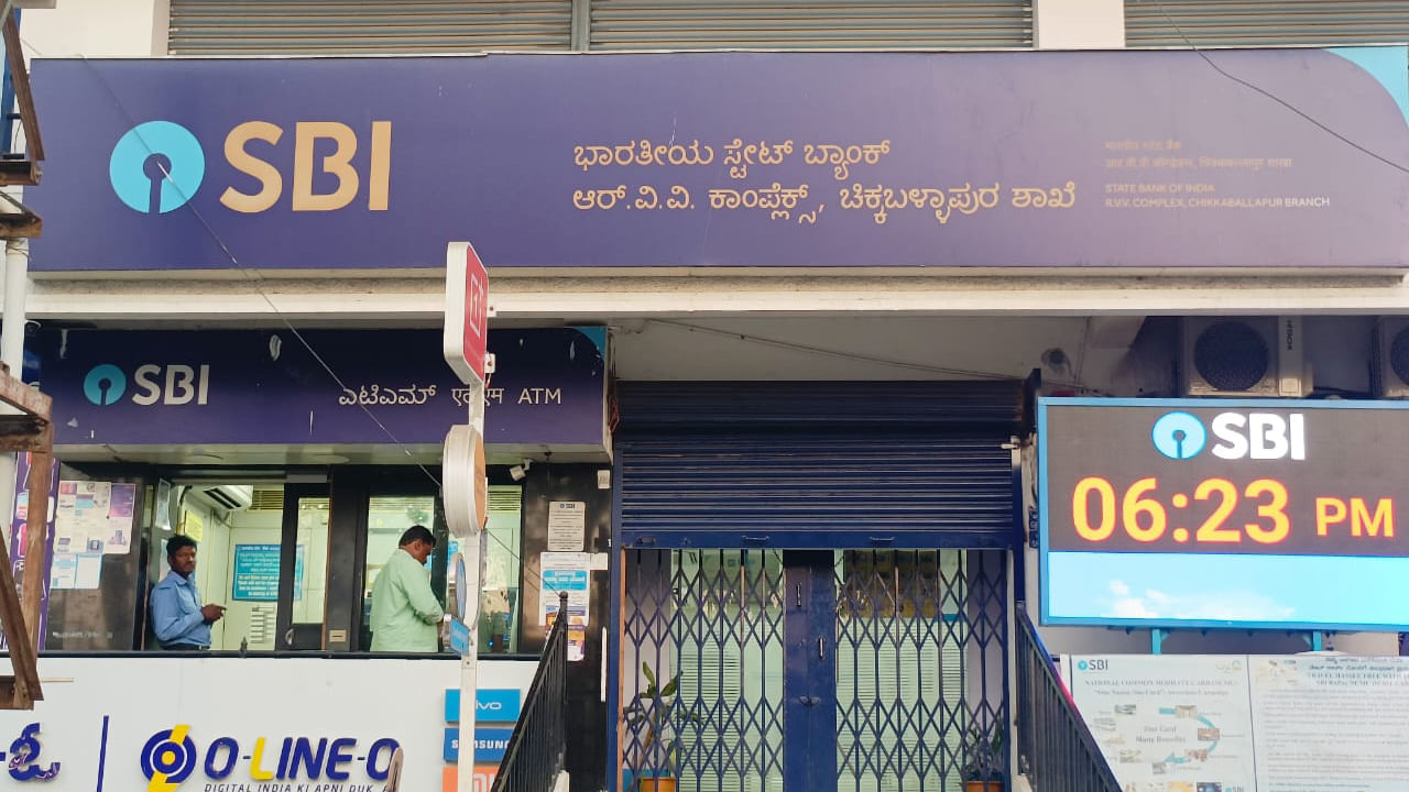 ಗ್ರಾಹಕರ ಖಾತೆಗೆ ಕನ್ನ ಹಾಕಿ, ತನ್ನ ಸಂಬಂಧಿಕರ ಖಾತೆಗಳಿಗೆ ಹಣ ವರ್ಗಾಯಿಸಿದ ಎಸ್ಬಿಐ ಮಹಿಳಾ ಸಿಬ್ಬಂದಿ! ಗ್ರಾಹಕರ ಖಾತೆಗೆ ಕನ್ನ ಹಾಕಿ, ತನ್ನ ಸಂಬಂಧಿಕರ ಖಾತೆಗಳಿಗೆ ಹಣ ವರ್ಗಾಯಿಸಿದ ಎಸ್ಬಿಐ ಮಹಿಳಾ ಸಿಬ್ಬಂದಿ!
