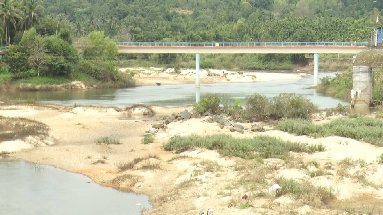 ಚಿಕ್ಕಮಗಳೂರು: ಬರಿದಾಗುತ್ತಿದೆ ತುಂಗಾ ನದಿ; ಶೃಂಗೇರಿ ಮಠಕ್ಕೂ ತಟ್ಟಲಿದೆ ನೀರಿನ ಬಿಸಿ ಚಿಕ್ಕಮಗಳೂರು: ಬರಿದಾಗುತ್ತಿದೆ ತುಂಗಾ ನದಿ; ಶೃಂಗೇರಿ ಮಠಕ್ಕೂ ತಟ್ಟಲಿದೆ ನೀರಿನ ಬಿಸಿ