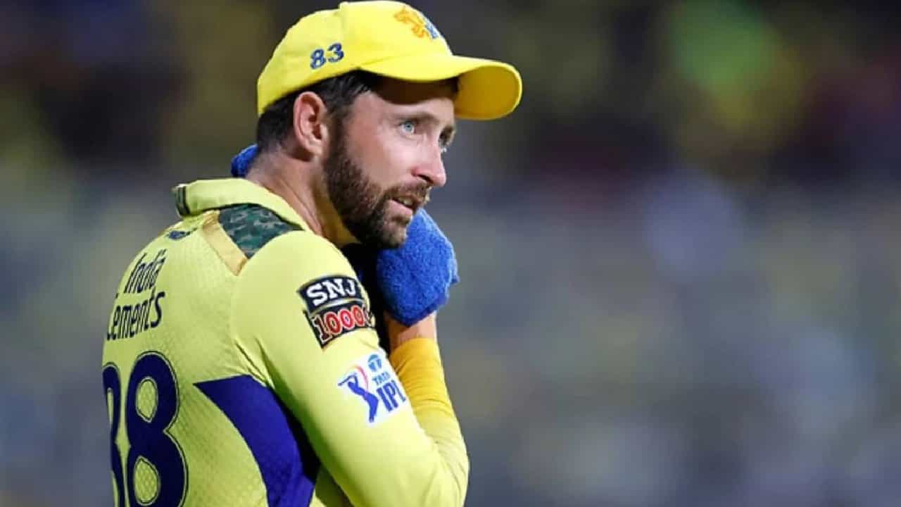 ಇಂಡಿಯನ್ ಪ್ರೀಮಿಯರ್ ಲೀಗ್ (IPL 2024) ಸೀಸನ್ 17 ರ ಮೊದಲಾರ್ಧದಿಂದ ಚೆನ್ನೈ ಸೂಪರ್ ಕಿಂಗ್ಸ್ (CSK) ತಂಡದ ಸ್ಟಾರ್ ಆಟಗಾರ ಡೆವೊನ್ ಕಾನ್ವೆ (Devon Conway) ಹೊರಗುಳಿಯಲಿದ್ದಾರೆ. ಎಡಗೈ ಹೆಬ್ಬೆರಳಿನ ಗಾಯಕ್ಕೆ ತುತ್ತಾಗಿರುವ ಕಾನ್ವೆ ಈ ವಾರ ಶಸ್ತ್ರಚಿಕಿತ್ಸೆಗೆ ಒಳಗಾಗಲಿದ್ದಾರೆ. ಹೀಗಾಗಿ ಐಪಿಎಲ್ನ ಮೊದಲಾರ್ಧದಲ್ಲಿ ಅವರು ಕಾಣಿಸಿಕೊಳ್ಳುವುದಿಲ್ಲ.