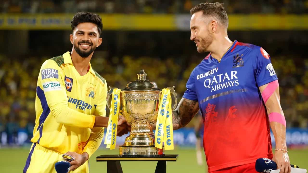 ಐಪಿಎಲ್ನ ಮೊದಲ ಪಂದ್ಯ... ಸಾಂಪ್ರದಾಯಿಕ ಎದುರಾಳಿಗಳ ಮುಖಾಮುಖಿ... ಹೈವೋಲ್ಟೇಜ್ ಮ್ಯಾಚ್... ಐಪಿಎಲ್ನ ಆರಂಭದಲ್ಲೇ CSK vs RCB ಕಣಕ್ಕಿಳಿದರೆ ಯಾರು ತಾನೆ ಮಿಸ್ ಮಾಡ್ತಾರೆ... ಇದಕ್ಕೆ ಸಾಕ್ಷಿಯೇ ಚೆನ್ನೈನ ಎಂಎ ಚಿದಂಬರಂ ಸ್ಟೇಡಿಯಂನಲ್ಲಿ ಕಾಣಿಸಿಕೊಂಡ ಈ ಅಭಿಮಾನಿಗಳು.