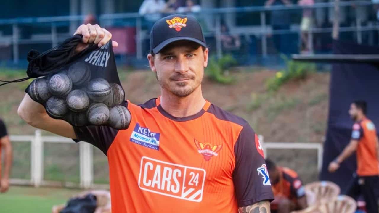 ಇಂಡಿಯನ್ ಪ್ರೀಮಿಯರ್ ಲೀಗ್ (IPL 2024) 17ನೇ ಆವೃತ್ತಿ ಆರಂಭಕ್ಕೆ ದಿನಗಳು ಮಾತ್ರ ಉಳಿದಿವೆ. ಇದರ ಬೆನ್ನಲ್ಲೇ ಎಲ್ಲಾ ಫ್ರಾಂಚೈಸಿ ಸಿದ್ಧತೆಗಳನ್ನು ಶುರು ಮಾಡಿಕೊಂಡಿದೆ. ಅತ್ತ ಸನ್ರೈಸರ್ಸ್ ಹೈದರಾಬಾದ್ ಫ್ರಾಂಚೈಸಿಯು ತನ್ನ ಸಿಬ್ಬಂದಿ ವರ್ಗದಲ್ಲಿ ಮಹತ್ವದ ಬದಲಾವಣೆ ಮಾಡಿಕೊಂಡಿದೆ. ಅದರಂತೆ ಮುಂಬರುವ ಐಪಿಎಲ್ನಿಂದ SRH ತಂಡದ ಬೌಲಿಂಗ್ ಕೋಚ್ ಡೇಲ್ ಸ್ಟೇನ್ ಅವರನ್ನು ಕೈ ಬಿಡಲಾಗಿದೆ.