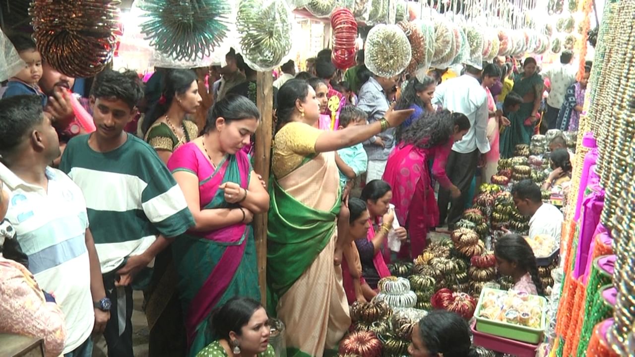 ಬಳೆಗಾರನ ಬಂಡಿಯಲ್ಲಿ ಬಂದು ಆ ಬಂಡಿ ಈಗ ಇರುವ ದುರ್ಗಾಂಭಿಕಾ ದೇವಸ್ಥಾನದ ಸ್ಥಳದಲ್ಲಿಯೇ  ಚಕ್ರ ಮುರಿದು ಬಿದ್ದು  ಇಲ್ಲಿಗೇ ದುಗ್ಗಾವತಿಯಿಂದ ಬಂದ ಕರಿಕಲ್ಲಿನ ರೂಪದಲ್ಲಿದ್ದ ದುಗ್ಗಮ್ಮ  ನೆಲೆಸಿದ್ದರಿಂದ  ಶತಮಾನಗಳ ಹಿಂದೆ  ಇಲ್ಲೊಂದು ಪುಣ್ಯ ಕ್ಷೇತ್ರವಾಗಿ ಉದಯವಾಯಿತು.  ಹೀಗೆ ಬಳೆಗಾರನೇ ಕರೆತಂದ ದೇವತೆ. ದೇವತೆಗೆ ಬಳೆ  ಅಂದ್ರೆ ಪಂಚಪ್ರಾಣ. ಹೀಗಾಗಿ ಇಲ್ಲಿ ಬಳೆಗಳ ವ್ಯಾಪಾರ ಅತಿ ಹೆಚ್ಚು ಎಂಬುದು ಒಂದು ವಾಡಿಕೆ ಆಗಿದೆ.