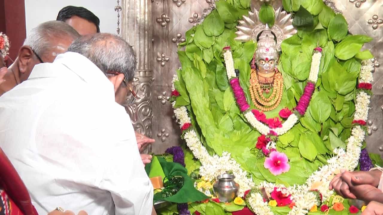 ದುಗ್ಗಾವತಿ ದುಗ್ಗಮ್ಮ ಎಂದೇ ಪ್ರಸಿದ್ಧ. ಎರಡು ವರ್ಷಕ್ಕೊಮ್ಮೆ ನಡೆಯುವ ಇಲ್ಲಿನ ಜಾತ್ರೆ ಹತ್ತಾರು ಕಾರಣಕ್ಕೆ ಪ್ರಸಿದ್ಧಿ. ಬಳೆ ಅಂದ್ರೆ ಜಾತ್ರೆಯ ಜೀವಾಳ. ಹತ್ತಿರ ಹತ್ತಿರ ಒಂದು ಕೋಟಿ ರೂಪಾಯಿ ಬಳೆ ವಹಿವಾಟು ಇಲ್ಲಿ ಆಗುತ್ತದೆ. ಬಳೆಯೇ ಯಾಕೆ ಇಲ್ಲಿ ಪ್ರಸಿದ್ಧ. ಇಲ್ಲಿದೆ ನೋಡಿ ಬಳೆ ಮಹಿಮೆ.