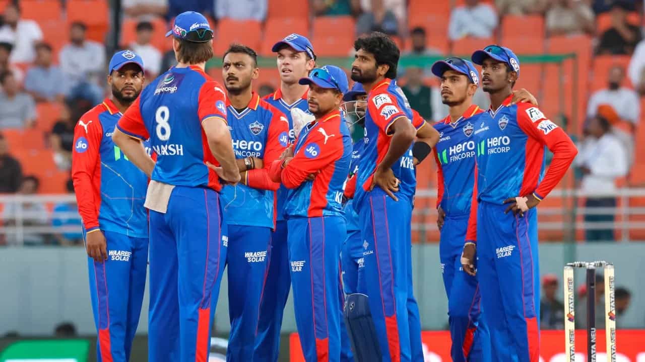 ಇಂಡಿಯನ್ ಪ್ರೀಮಿಯರ್ ಲೀಗ್ನ (IPL 2024) 13ನೇ ಪಂದ್ಯದಲ್ಲಿ ಡೆಲ್ಲಿ ಕ್ಯಾಪಿಟಲ್ಸ್ ಹಾಗೂ ಚೆನ್ನೈ ಸೂಪರ್ ಕಿಂಗ್ಸ್ ತಂಡಗಳು ಮುಖಾಮುಖಿಯಾಗಲಿದೆ. ದೆಹಲಿಯ ಅರುಣ್ ಜೇಟ್ಲಿ ಮೈದಾನದಲ್ಲಿ ನಡೆಯಬೇಕಿದ್ದ ಈ ಪಂದ್ಯಕ್ಕೆ ಆಂಧ್ರಪ್ರದೇಶದ ವಿಖಾಖಪಟ್ಟಣಂದಲ್ಲಿರುವ ವೈಎಸ್ ರಾಜಶೇಖರ ರೆಡ್ಡಿ ಸ್ಟೇಡಿಯಂ ಆತಿಥ್ಯವಹಿಸಲಿದೆ.