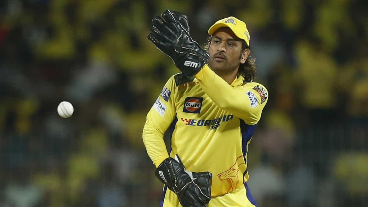 ವಿಶಾಖಪಟ್ಟಣಂನ ಎಸಿಎ-ವಿಡಿಸಿಎ ಕ್ರಿಕೆಟ್ ಸ್ಟೇಡಿಯಂನಲ್ಲಿ ನಡೆಯುತ್ತಿರುವ ಡೆಲ್ಲಿ ಕ್ಯಾಪಿಟಲ್ಸ್ ವಿರುದ್ಧದ ಪಂದ್ಯದಲ್ಲಿ ಚೆನ್ನೈ ಸೂಪರ್ ಕಿಂಗ್ಸ್ ತಂಡದ ಮಾಜಿ ನಾಯಕ ಹಾಗೂ ವಿಕೆಟ್ಕೀಪರ್ ಬ್ಯಾಟ್ಸ್ಮನ್ ಎಂಎಸ್ ಧೋನಿ ವಿಕೆಟ್ ಹಿಂದೆ ವಿಶ್ವ ಕ್ರಿಕೆಟ್ನಲ್ಲಿ ಯಾವೊಬ್ಬ ವಿಕೆಟ್ಕೀಪರ್ ಮಾಡದ ಸಾಧನೆಯನ್ನು ಮಾಡಿದ್ದಾರೆ.