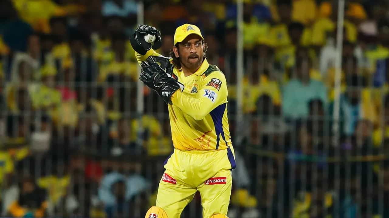 ಚೆನ್ನೈನ ಚೆಪಾಕ್ ಮೈದಾನದಲ್ಲಿ ನಡೆದ ಆರ್ಸಿಬಿ (RCB) ವಿರುದ್ಧದ ಪಂದ್ಯದ ಮೂಲಕ ಮಹೇಂದ್ರ ಸಿಂಗ್ ಧೋನಿ (MS Dhoni) ವಿಶೇಷ ದಾಖಲೆ ಬರೆದಿದ್ದಾರೆ. ಅದು ಕೂಡ ಅದ್ಭುತ ಫೀಲ್ಡಿಂಗ್ ಮೂಲಕ ಎಂಬುದು ವಿಶೇಷ. ಈ ಪಂದ್ಯದಲ್ಲಿ ಟಾಸ್ ಗೆದ್ದ ಆರ್ಸಿಬಿ ತಂಡವು ಮೊದಲು ಬ್ಯಾಟಿಂಗ್ ಮಾಡಿತು.