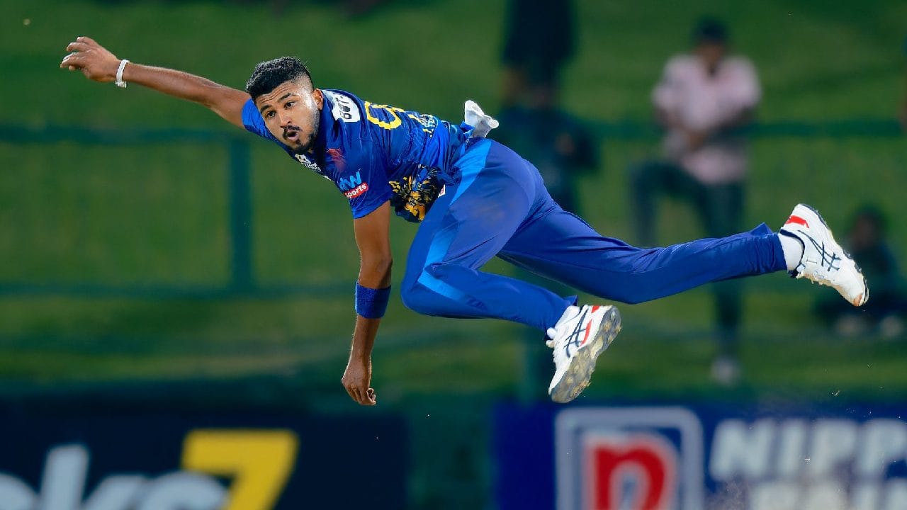 ಈ ಬಾರಿ ಐಪಿಎಲ್ ಹರಾಜಿನಲ್ಲಿ ದಿಲ್ಶನ್ ಮಧುಶಂಕ ಅವರನ್ನು ಮುಂಬೈ ಇಂಡಿಯನ್ಸ್ 4.6 ಕೋಟಿ ರೂ.ಗೆ ಖರೀದಿಸಿತು. ಅತ್ಯುತ್ತಮ ಯುವ ಎಡಗೈ ವೇಗಿಯಾಗಿ ಗುರುತಿಸಿಕೊಂಡಿರುವ ಮಧುಶಂಕ ಜಸ್​ಪ್ರೀತ್ ಬುಮ್ರಾಗೆ ಉತ್ತಮ ಸಾಥ್ ನೀಡಲಿದ್ದಾರೆ ಎಂದು ವಿಶ್ಲೇಷಿಸಲಾಗಿತ್ತು. ಆದರೀಗ ದಿಲ್ಶನ್ ಮಧುಶಂಕ ಗಾಯಗೊಂಡಿರುವುದು ಮುಂಬೈ ಇಂಡಿಯನ್ಸ್ ಪಾಲಿಗೆ ಹಿನ್ನಡೆಯನ್ನುಂಟು ಮಾಡಲಿದೆ.