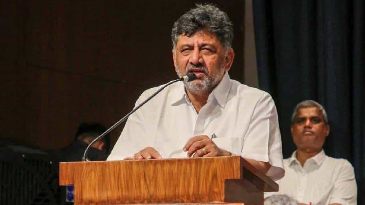 ಬಿಜೆಪಿಯ ಹಾಲಿ ಸಂಸದರು ಸಹ ನನ್ನನ್ನು ಭೇಟಿ ಮಾಡಿದ್ದಾರೆ, ಸದಾನಂದಗೌಡ ಪಕ್ಷಕ್ಕೆ ಸೇರುತ್ತಾರೆಂದರೆ ಸ್ವಾಗತ: ಡಿಕೆ ಶಿವಕುಮಾರ್ ಬಿಜೆಪಿಯ ಹಾಲಿ ಸಂಸದರು ಸಹ ನನ್ನನ್ನು ಭೇಟಿ ಮಾಡಿದ್ದಾರೆ, ಸದಾನಂದಗೌಡ ಪಕ್ಷಕ್ಕೆ ಸೇರುತ್ತಾರೆಂದರೆ ಸ್ವಾಗತ: ಡಿಕೆ ಶಿವಕುಮಾರ್