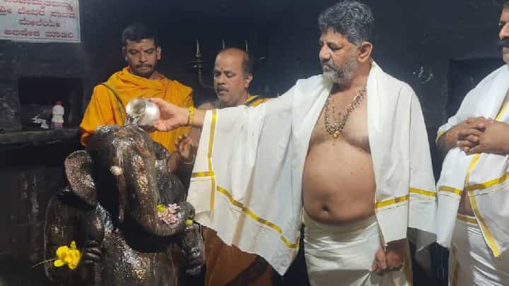 ಡಿಕೆಶಿ ಸಿಎಂ ಆಗಲೆಂದು ಗೋಕರ್ಣದಲ್ಲಿ ಅರ್ಚಕರ ಸಂಕಲ್ಪ, ಅದರಲ್ಲಿ ತಪ್ಪೇನಿಲ್ಲವೆಂದ ಡಿಕೆ ಶಿವಕುಮಾರ್ ಡಿಕೆಶಿ ಸಿಎಂ ಆಗಲೆಂದು ಗೋಕರ್ಣದಲ್ಲಿ ಅರ್ಚಕರ ಸಂಕಲ್ಪ, ಅದರಲ್ಲಿ ತಪ್ಪೇನಿಲ್ಲವೆಂದ ಡಿಕೆ ಶಿವಕುಮಾರ್