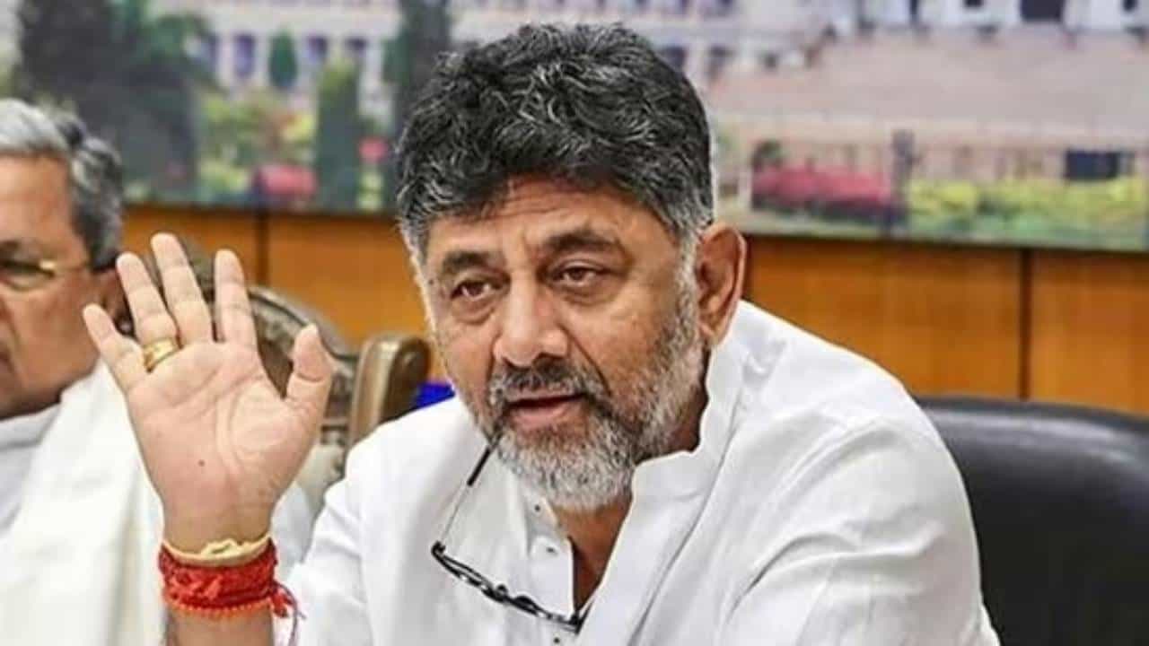 ಚುನಾವಣೆ ಹೊತ್ತಲ್ಲೇ ಡಿಕೆ ಶಿವಕುಮಾರ್ಗೆ ಶಾಕ್, ಲೋಕಾಯುಕ್ತದಿಂದ ಬಂತು ನೋಟಿಸ್ ಚುನಾವಣೆ ಹೊತ್ತಲ್ಲೇ ಡಿಕೆ ಶಿವಕುಮಾರ್ಗೆ ಶಾಕ್, ಲೋಕಾಯುಕ್ತದಿಂದ ಬಂತು ನೋಟಿಸ್