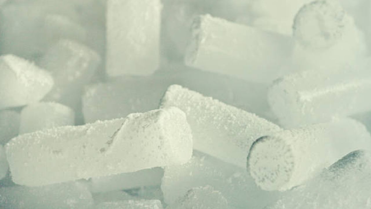 Dry Ice Health Risk: ಡ್ರೈ ಐಸ್ ಎಂದರೇನು?; ಇದನ್ನು ಸೇವಿಸಿದವರು ರಕ್ತ ವಾಂತಿ ಮಾಡಿಕೊಂಡಿದ್ದೇಕೆ?