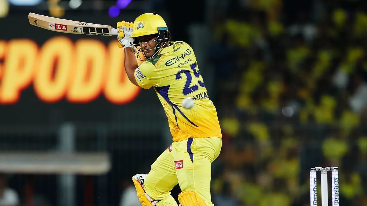 IPL 2024: ಚೆನ್ನೈ ಸೂಪರ್ ಕಿಂಗ್ಸ್ ತಂಡದ ಸ್ಟೋಟಕ ಬ್ಯಾಟರ್ ಶಿವಂ ದುಬೆ (Shivam Dube) ಭರ್ಜರಿ ಫಾರ್ಮ್ ಮುಂದುವರೆಸಿದ್ದಾರೆ. ಆರ್ಸಿಬಿ ವಿರುದ್ಧದ ಮೊದಲ ಪಂದ್ಯದಲ್ಲಿ ಅಜೇಯ 34 ರನ್ ಬಾರಿಸಿದ್ದ ದುಬೆ, ಇದೀಗ ಗುಜರಾತ್ ಟೈಟಾನ್ಸ್ ವಿರುದ್ಧ ಸ್ಪೋಟಕ ಅರ್ಧಶತಕ ಸಿಡಿಸಿ ಮಿಂಚಿದ್ದಾರೆ.