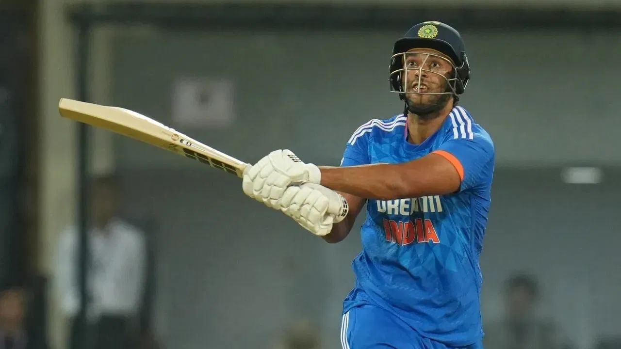 ಇದಕ್ಕೂ ಮುನ್ನ ಜನವರಿಯಲ್ಲಿ ಹಾರ್ದಿಕ್ ಪಾಂಡ್ಯ ಅನುಪಸ್ಥಿತಿಯಲ್ಲಿ ಟೀಮ್ ಇಂಡಿಯಾದಲ್ಲಿ ಸ್ಥಾನ ಪಡೆದಿದ್ದ ದುಬೆ, ಅಫ್ಘಾನಿಸ್ತಾನ್ ವಿರುದ್ಧದ ಮೊದಲ ಟಿ20 ಪಂದ್ಯದಲ್ಲಿ 40 ಎಸೆತಗಳಲ್ಲಿ 2 ಸಿಕ್ಸ್ ಹಾಗೂ 5 ಫೋರ್ಗಳೊಂದಿಗೆ ಅಜೇಯ 60 ರನ್ ಬಾರಿಸಿ ಮಿಂಚಿದ್ದರು. ಅಲ್ಲದೆ ಅಫ್ಘಾನ್ ವಿರುದ್ಧದ 2ನೇ ಟಿ20 ಪಂದ್ಯದಲ್ಲಿ 32 ಎಸೆತಗಳಲ್ಲಿ 4 ಸಿಕ್ಸ್ ಹಾಗೂ 5 ಫೋರ್ಗಳೊಂದಿಗೆ ಅಜೇಯ 63 ರನ್ ಚಚ್ಚಿದ್ದರು. ಇದಲ್ಲದೆ ಎರಡು ಪಂದ್ಯಗಳಿಂದ 2 ವಿಕೆಟ್ ಕಬಳಿಸುವಲ್ಲಿಯೂ ಯಶಸ್ವಿಯಾಗಿದ್ದರು.