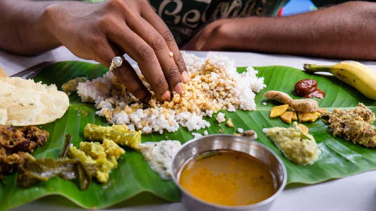 Eating With Hands: ಭಾರತೀಯ ಸಂಸ್ಕೃತಿಯಲ್ಲಿ ಕೈಯಲ್ಲಿಯೇ ಊಟ ಮಾಡುವ ಸಂಪ್ರದಾಯ ರೂಢಿಯಲ್ಲಿದೆ; ಇದರ ಹಿಂದೆಯೂ ಇದೆ ವೈಜ್ಞಾನಿಕ ಕಾರಣ Eating With Hands: ಭಾರತೀಯ ಸಂಸ್ಕೃತಿಯಲ್ಲಿ ಕೈಯಲ್ಲಿಯೇ ಊಟ ಮಾಡುವ ಸಂಪ್ರದಾಯ ರೂಢಿಯಲ್ಲಿದೆ; ಇದರ ಹಿಂದೆಯೂ ಇದೆ ವೈಜ್ಞಾನಿಕ ಕಾರಣ