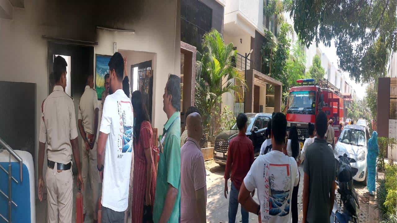 ಬೆಂಗಳೂರು: ದೇವರ ಕೋಣೆಯಲ್ಲಿ ಹಚ್ಚಿದ್ದ ದೀಪದಿಂದ ಅಗ್ನಿ ಅವಘಡ;ತಾಯಿ-ಮಗಳನ್ನ ರಕ್ಷಿಸಿದ ಅಗ್ನಿಶಾಮಕ ದಳ ಸಿಬ್ಬಂದಿ ಬೆಂಗಳೂರು: ದೇವರ ಕೋಣೆಯಲ್ಲಿ ಹಚ್ಚಿದ್ದ ದೀಪದಿಂದ ಅಗ್ನಿ ಅವಘಡ;ತಾಯಿ-ಮಗಳನ್ನ ರಕ್ಷಿಸಿದ ಅಗ್ನಿಶಾಮಕ ದಳ ಸಿಬ್ಬಂದಿ