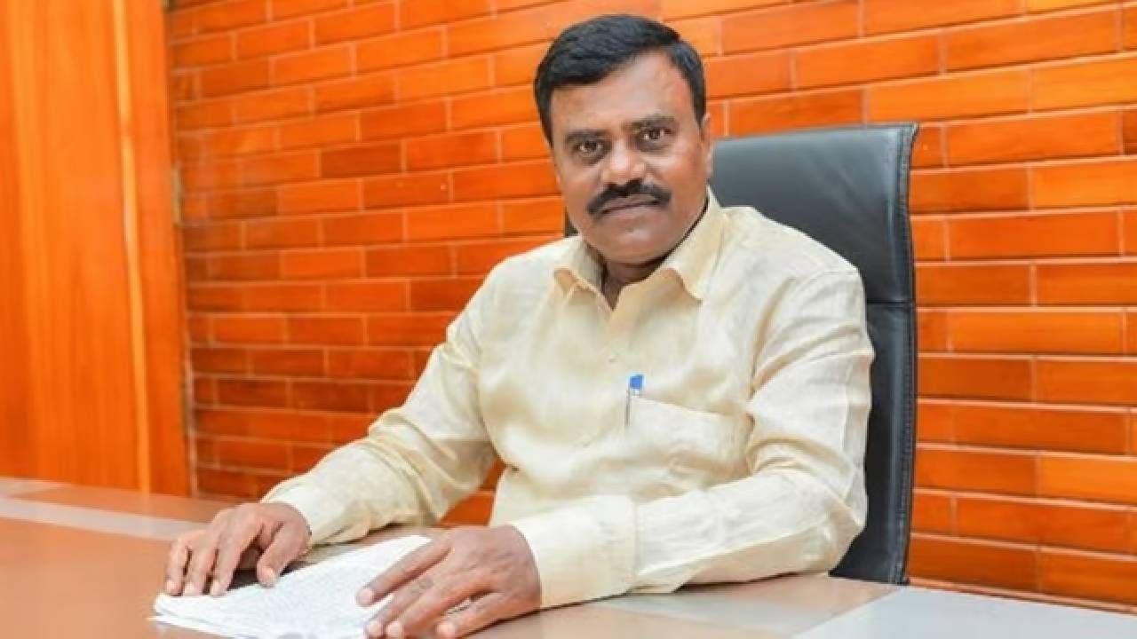 ಪ್ರತಿಭಟನಾ ನಿರತ ಕಾಂಗ್ರೆಸ್ ನಾಯಕನ ಮೇಲೆ ಹಲ್ಲೆ ಕೇಸ್: ಶಾಸಕ ಶ್ರೀನಿವಾಸ್ ವಿರುದ್ಧ ಎಫ್ಐಆರ್ ದಾಖಲು ಪ್ರತಿಭಟನಾ ನಿರತ ಕಾಂಗ್ರೆಸ್ ನಾಯಕನ ಮೇಲೆ ಹಲ್ಲೆ ಕೇಸ್: ಶಾಸಕ ಶ್ರೀನಿವಾಸ್ ವಿರುದ್ಧ ಎಫ್ಐಆರ್ ದಾಖಲು