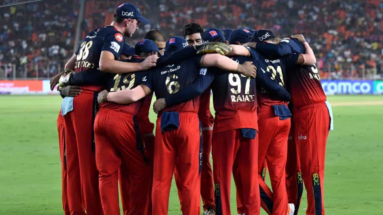 ಇಂಡಿಯನ್ ಪ್ರೀಮಿಯರ್ ಲೀಗ್ (IPL 2024) ಸೀಸನ್ 17 ಶುರುವಾಗಲು ಇನ್ನು ಉಳಿದಿರುವುದು ಕೇವಲ ದಿನಗಳು ಮಾತ್ರ. ಇದಾಗ್ಯೂ ರಾಯಲ್ ಚಾಲೆಂಜರ್ಸ್ ಬೆಂಗಳೂರು (RCB) ತಂಡದ ಎಲ್ಲಾ ಆಟಗಾರರು ಇನ್ನೂ ಕೂಡ ತಂಡವನ್ನು ಕೂಡಿಕೊಂಡಿಲ್ಲ. ಅದರಲ್ಲೂ ಇಂಗ್ಲೆಂಡ್ ಆಟಗಾರ ಇನ್ನೂ ಸಹ ಬೆಂಗಳೂರಿಗೆ ಆಗಮಿಸಿಲ್ಲ.