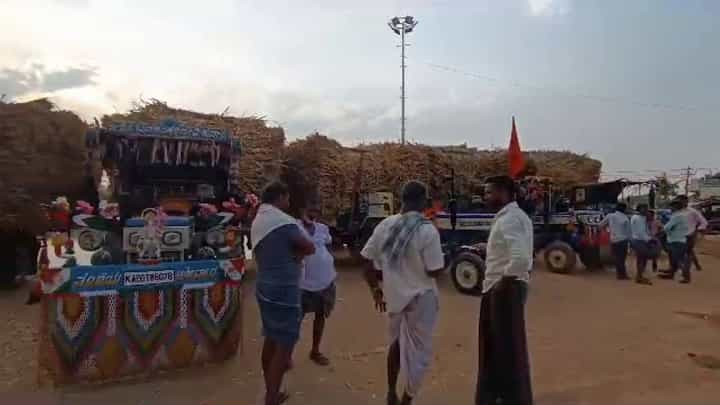 ಭೀಕರ ಬರಗಾಲದ ನಡುವೆಯೂ ಸಮೃದ್ಧ ಬೆಳೆ, ಹುಬ್ಬಳ್ಳಿ ಸಿದ್ಧಾರೂಢ ಮಠಕ್ಕೆ 30 ಟ್ರ್ಯಾಕ್ಟರ್ ಮೇವು ನೀಡಿದ ರೈತರು ಭೀಕರ ಬರಗಾಲದ ನಡುವೆಯೂ ಸಮೃದ್ಧ ಬೆಳೆ, ಹುಬ್ಬಳ್ಳಿ ಸಿದ್ಧಾರೂಢ ಮಠಕ್ಕೆ 30 ಟ್ರ್ಯಾಕ್ಟರ್ ಮೇವು ನೀಡಿದ ರೈತರು