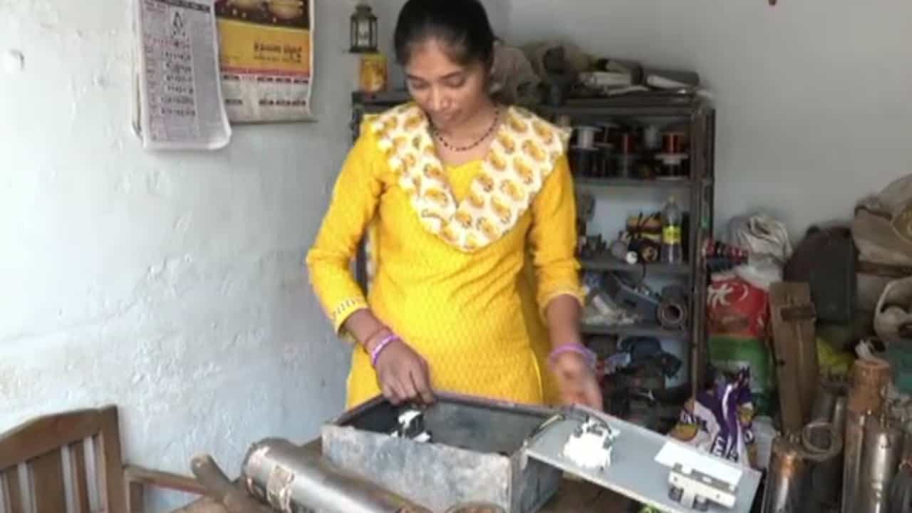 Women's Day: ಗದಗದಲ್ಲೊಬ್ಬರು ಪುರುಷರೂ ನಾಚುವಂತೆ ಎಲೆಕ್ಟ್ರಿಕ್ ವಸ್ತುಗಳ ರಿಪೇರಿ ಮಾಡುವ ಸಾಧಕಿ Women's Day: ಗದಗದಲ್ಲೊಬ್ಬರು ಪುರುಷರೂ ನಾಚುವಂತೆ ಎಲೆಕ್ಟ್ರಿಕ್ ವಸ್ತುಗಳ ರಿಪೇರಿ ಮಾಡುವ ಸಾಧಕಿ