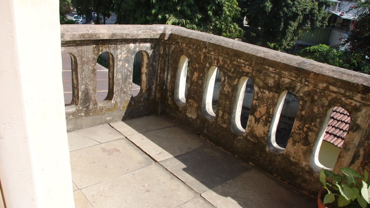 1915 ರಲ್ಲಿ ದಕ್ಷಿಣ ಆಫ್ರಿಕಾದಿಂದ ಭಾರತಕ್ಕೆ ಬಂದ ನಂತರ ಮಹಾತ್ಮ ಗಾಂಧಿಯವರು ಸ್ಥಾಪಿಸಿದ ಮೊದಲ ಆಶ್ರಮವಾಗಿದೆ ಕೋಚರಬ್ ಆಶ್ರಮ. ಇದನ್ನು ಗುಜರಾತ್ ವಿದ್ಯಾಪೀಠದಿಂದ ಸ್ಮಾರಕ ಮತ್ತು ಪ್ರವಾಸಿ ಸ್ಥಳವಾಗಿ ಇಂದಿಗೂ ಸಂರಕ್ಷಿಸಲಾಗಿದೆ.